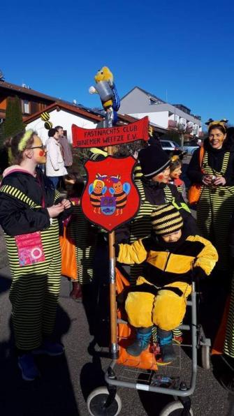 13.02.2018 Umzug in Gundelsheim- leon am Beginn des Umzuges mit der Weffze-Standarte 