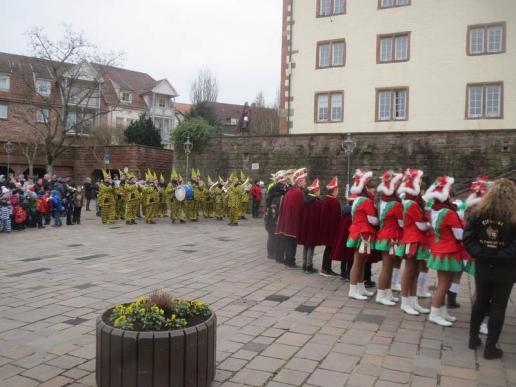 13.01.2018  die Teilnehmer nehmen vor dem Rathaus in Walldürn Aufstellung